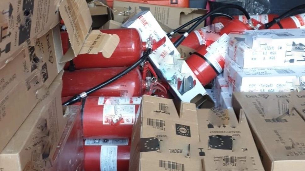 AMPLĂ acțiune a polițiștilor în 28 de județe ale țării, la firme bănuite că ar fi înlocuit FICTIV etichetele hidranților. Cu ce instituții IMPORTANTE aveau contracte