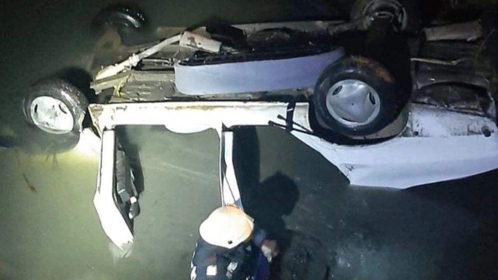 Accident grav, în Arad: doi morți, după ce s-au răsturnat cu mașina într-un canal cu apă