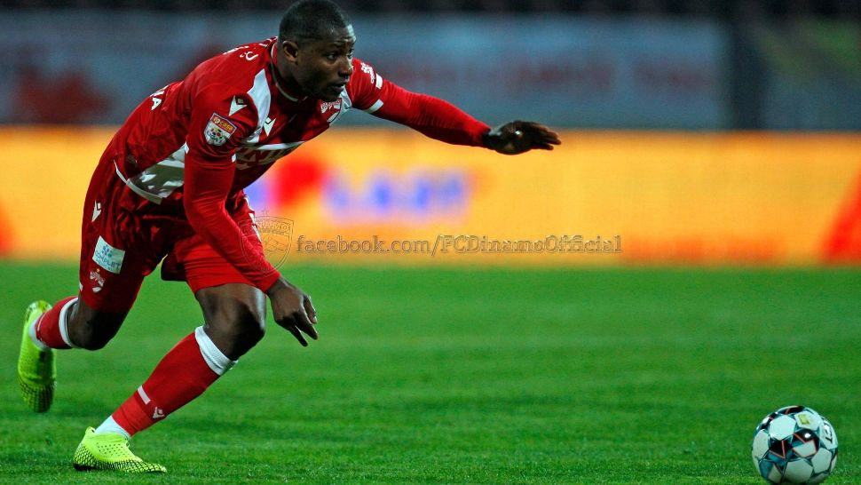 Noul atacant de la Dinamo, Joseph Akpala, criticat de la primul meci în ,,groapă''