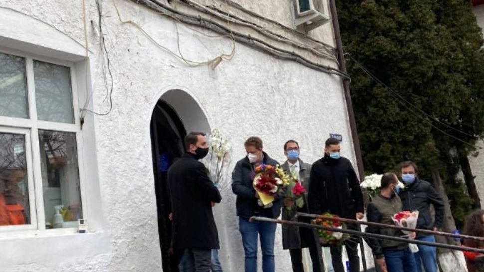 Gest emoționant la Brașov! Un coleg de spital a preluat buchetele de flori în numele Andreei Moldovan