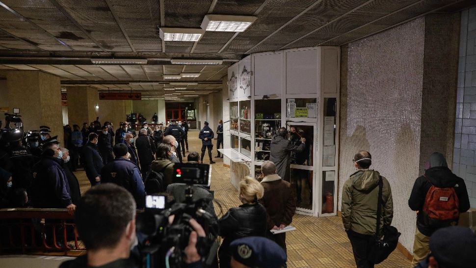 Chioșcurile de la stația de metrou Pipera, demolate joi seara! Comercianții susțin că acțiunea de evacuare este ABUZIVĂ