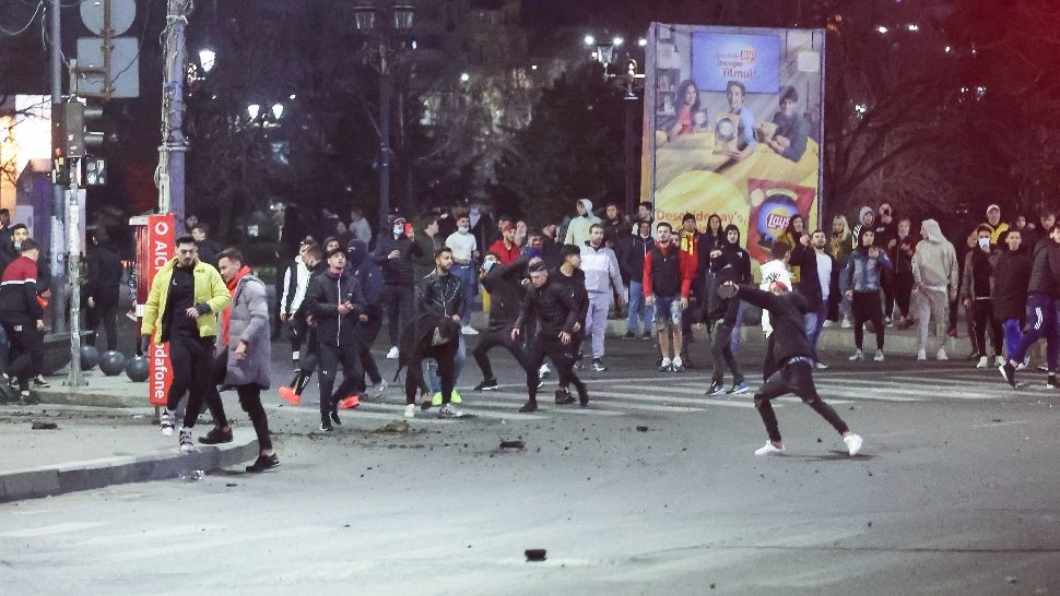 SURSE: 19 dintre vandalii de la Piața Unirii, REȚINUȚI. Ce pedepse riscă aceștia