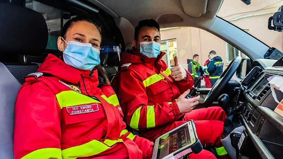 VIDEO Panică într-un bloc din Năvodari, zeci de oameni evacuați după ce o locatară a amenințat că-l aruncă în aer