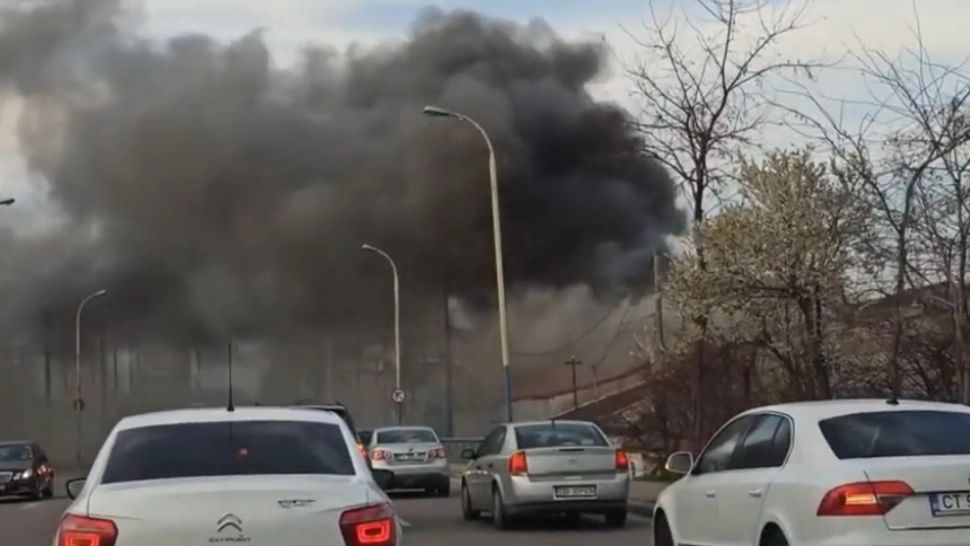 FOTO + VIDEO Incendiu de proporții la Constanța, coloana de fum s-a văzut de la un kilometru