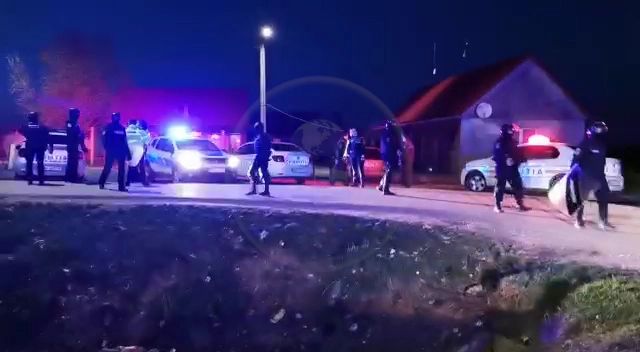 Acțiune de amploare la Râmnicu Vâlcea. Polițiști, pompieri și mascați s-au mobilizat după ce o femeie a anunțat că e sechestrată