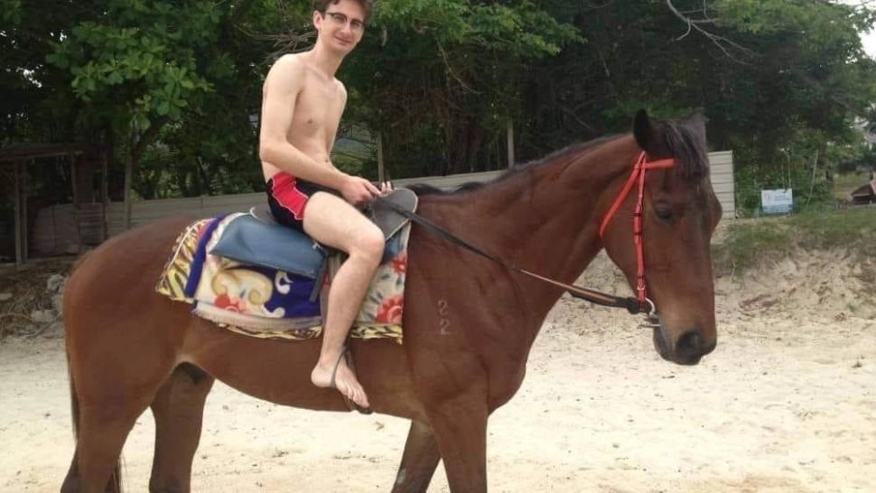 Deputat USR-PLUS, la bustul gol pe cal. Povestea pozei lui Iulian Bulai devenită virală în social-media