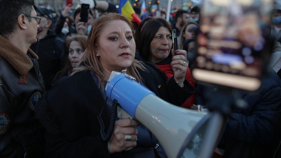 Diana Șoșoacă, George Simion și Claudiu Târziu, AMENDAȚI cu câte 15.000 de lei pentru organizarea protestului violent de luni seară