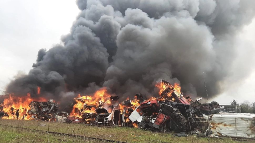 FOTO Alertă de poluare la Simeria, din cauza unui incendiu cu degajări masive de fum TOXIC