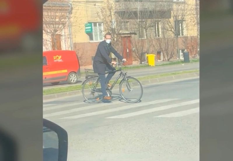 VINEREA VERDE - Primarul Timișoarei, Dominic Fritz, a încălcat legea în timp ce mergea la muncă, pe bicicletă   