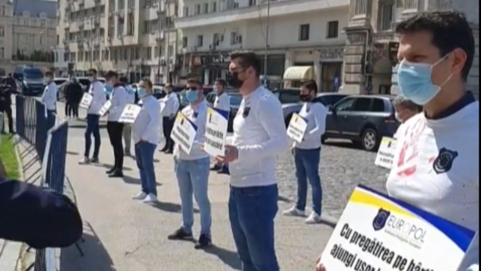 Protest cu tricouri "pătate de sânge", în fața sediului MAI. Ce MESAJ au vrut să transmită polițiștii superiorilor