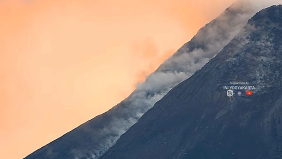 Vulcanul Merapi a erupt din nou! Imagini SPECTACULOASE cu lava aruncată în aer