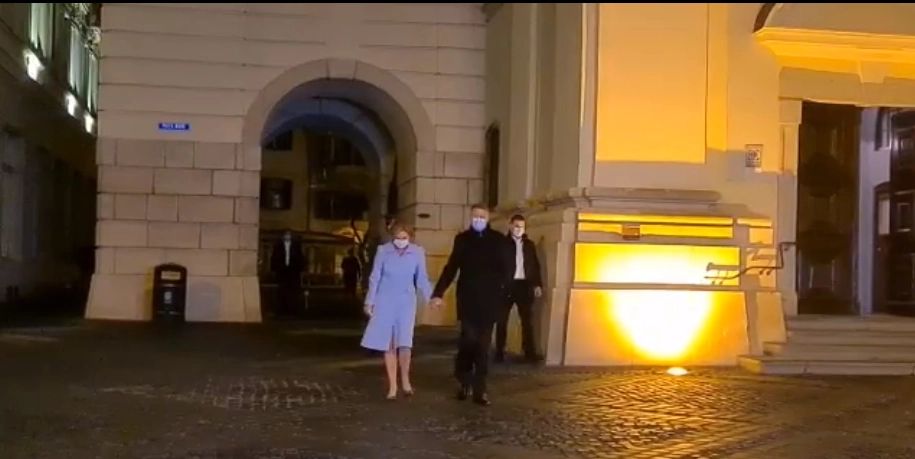 Klaus Iohannis și soția sa, Carmen, participă la Slujba de Înviere de la Biserica „Sfânta Treime”, din centrul Sibiului