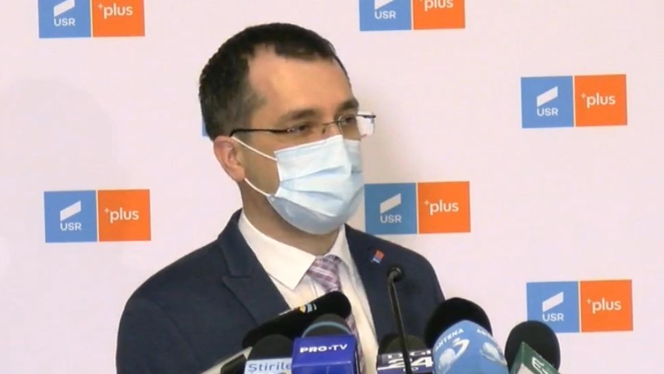 Vlad Voiculescu: „Am rămas în minte cu imaginea unei protestatare care arunca cu oase în dna dr. Moldovan și striga "fă, nenorocito". Acest lucru se oglindește în felul în care a acționat premierul”