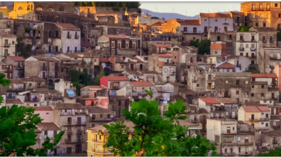 Aproape 900 de case abandonate la preţuri pornind de la 1 euro, într-un paradis natural din Italia