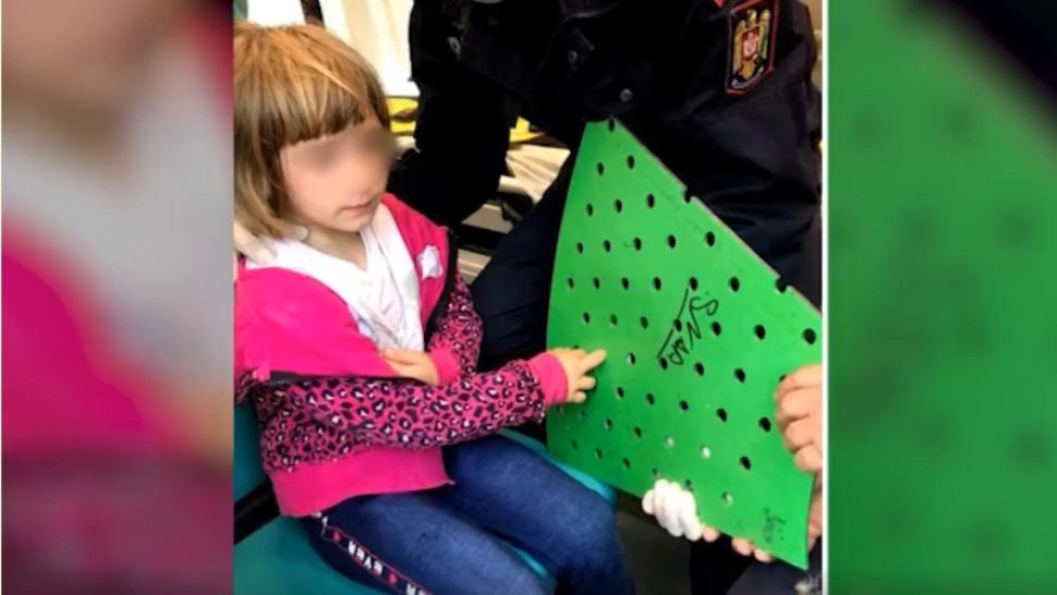 O fetită de doar 5 ani a ajuns la spital cu degetele prinse într-o bancă