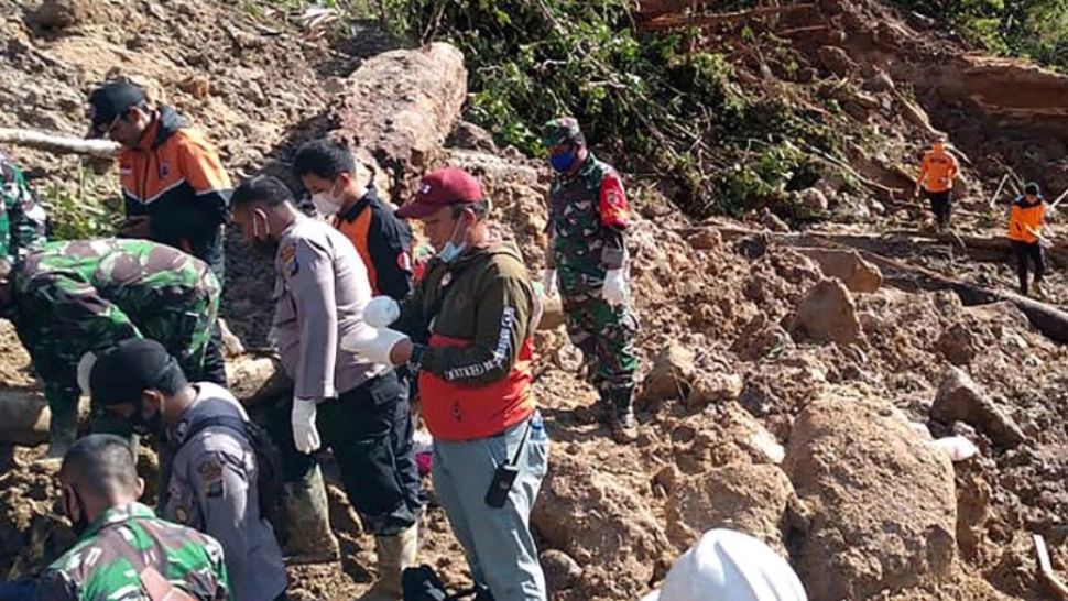 Autoritățile indoneziene în ALERTĂ după o alunecare de teren pe insula Sumatra: 3 morți, mai multe persoane date dispărute