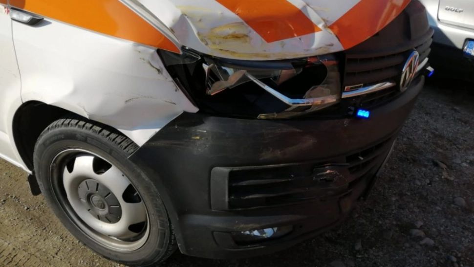 Ambulanță aflată în misiune, implicată într-un accident rutier, în Slatina