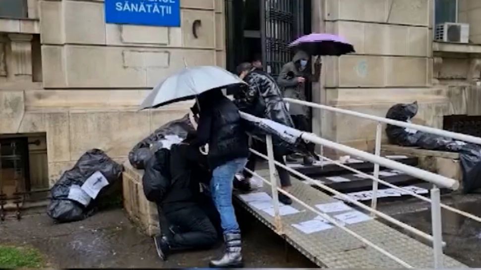 EXCLUSIV Declarații ȘOCANTE ale bărbatului bătut de susținătoarele Dianei Șoșoacă, în fața Ministerului Sănătății: ”Am suferit o fractură. Am depus plângere la Poliție”