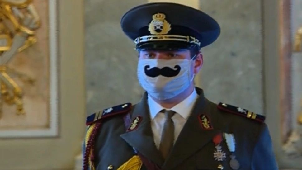 Imaginea care a devenit virală pe internet - Cine este militarul care poartă măști cu mustață