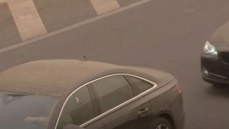 VIDEO | Oraș din China, "înghițit" de o puternică furtună de nisip: Nivel crescut de poluare și val de accidente rutiere