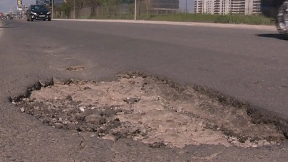 Străzile din Capitală arată ca după bombardament: Accidente GRAVE din cauza gropilor din asfalt