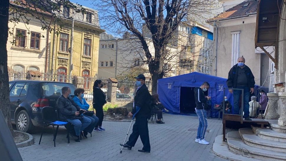 SITUAȚIE tensionată la Spitalul Foișor din Capitală! Zeci de oameni așteaptă la poarta unității medicale