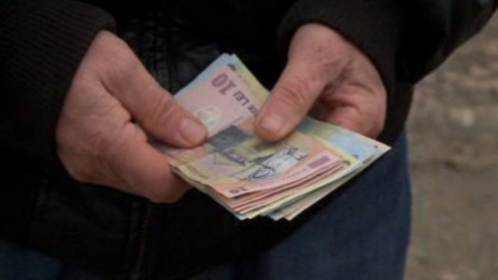 Zeci de oameni dintr-o comună din Iași revendică banii găsiți pe stradă de un localnic. DETALIUL care a pus polițiștii pe jar