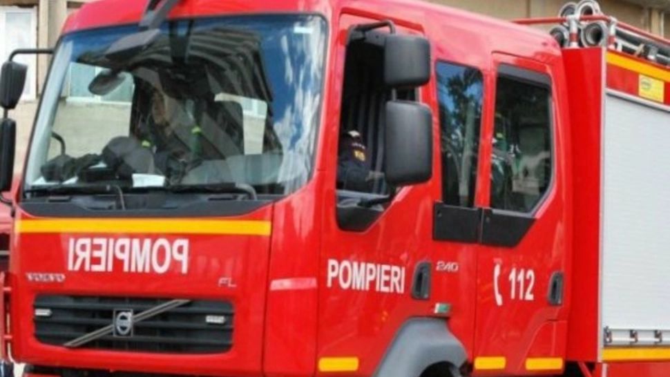 FOTO Incendiu puternic într-un bloc din Tulcea! O persoană transportată la spital cu arsuri