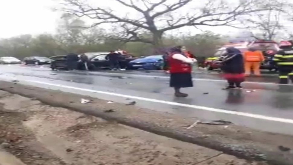 VIDEO Accident grav pe DN 24 Tecuci- Bârlad: 5 persoane, transportate de urgență la spital 