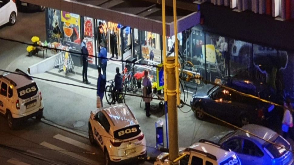 Paznicul unui supermarket din Ploiești, AGRESAT de doi tineri pentru că le-a cerut să poarte mască
