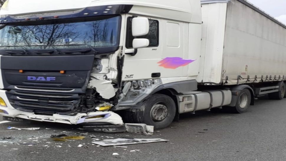 Ciocnire teribilă cu un TIR în județul Sălaj: 1 MORT și 1 rănit GRAV, dus la spital cu elicopterul SMURD