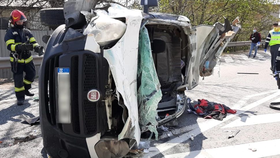 Coliziune VIOLENTĂ cu un microbuz la ieșirea din Focșani - Bărbatul grav rănit A MURIT la spital