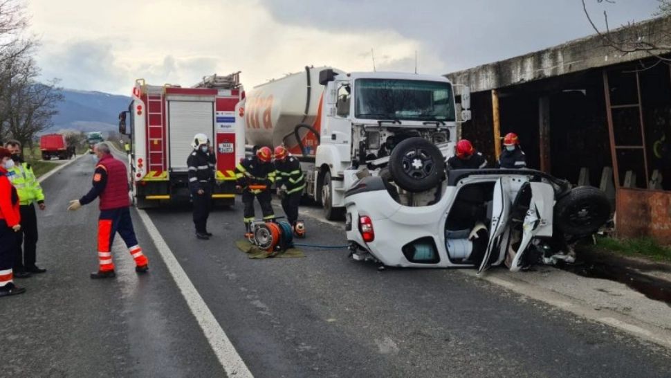Accident grav în Hunedoara: Două persoane au murit după ce au intrat cu mașina sub un TIR