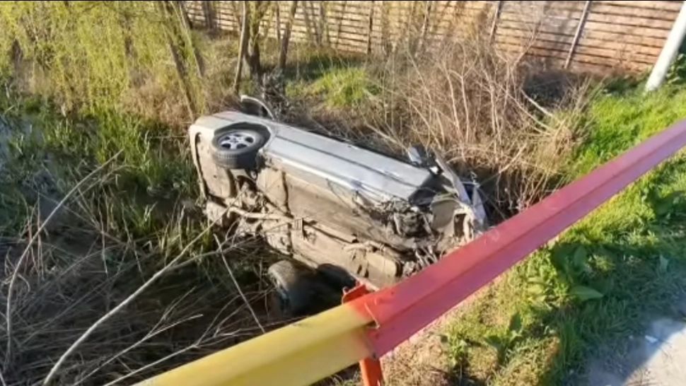 VIDEO Cursă halucinantă cu poliția pe urme. Un tânăr care gonea cu 180 km/h a plonjat într-o râpă