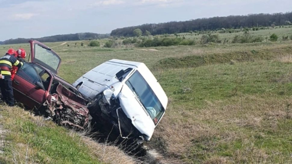 Accident grav în Teleorman între un autoturism și o dubă: Două persoane au ajuns la spital - FOTO