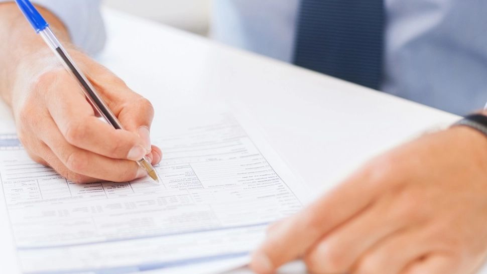 Primul ministru de la USR care și-a reluat activitatea, în plin scandal politic. A semnat contracte la birou toată dimineața