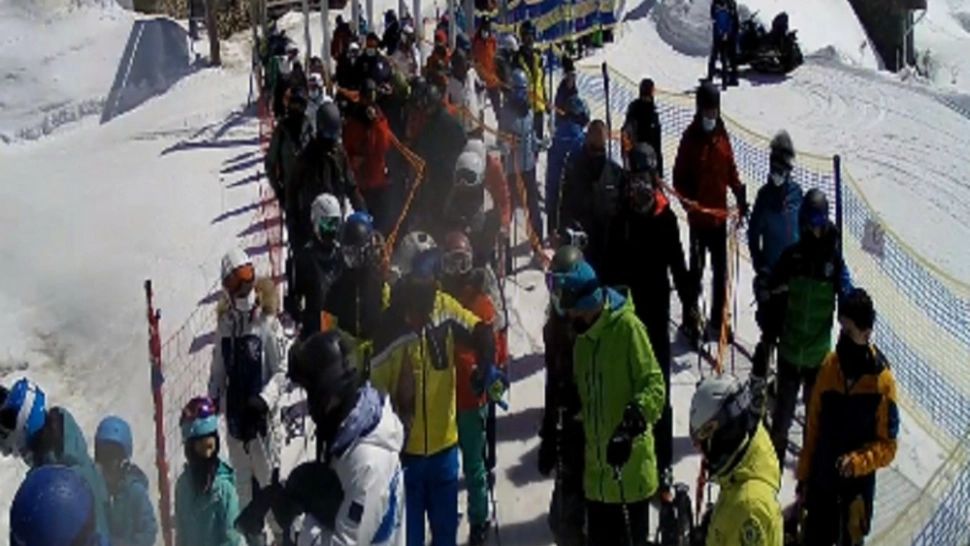 Cozi la telegondola din Sinaia. Vreme ideală pentru sporturile de iarnă