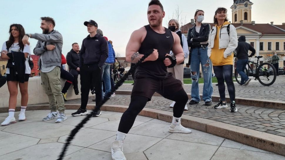 Protest anti-restricții inedit la Oradea! Flashmob cu... genuflexiuni și fitness pentru deschiderea sălilor de sport