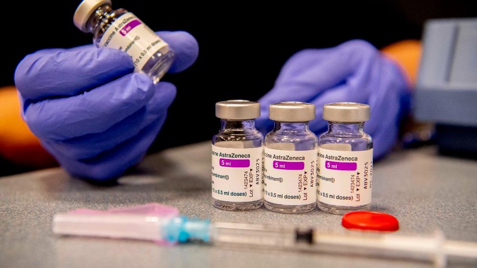 Semnal de ALARMĂ în Marea Britanie: 30 de cazuri rare de coagulare a sângelui după administrarea vaccinului AstraZeneca. Ce spun autoritățile