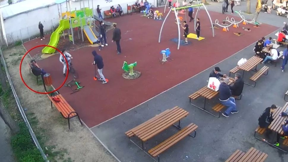 VIDEO Doi bărbați beau și fumează ca la terasă, în apropierea a zeci de copii, la un loc de joacă