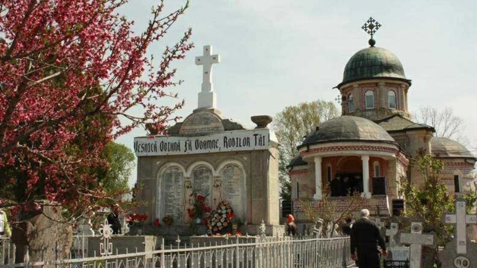 Când NU trebuie să-ţi faci cruce. Chiar e bine să te închini când treci pe lângă biserici? Sigur nu știai asta