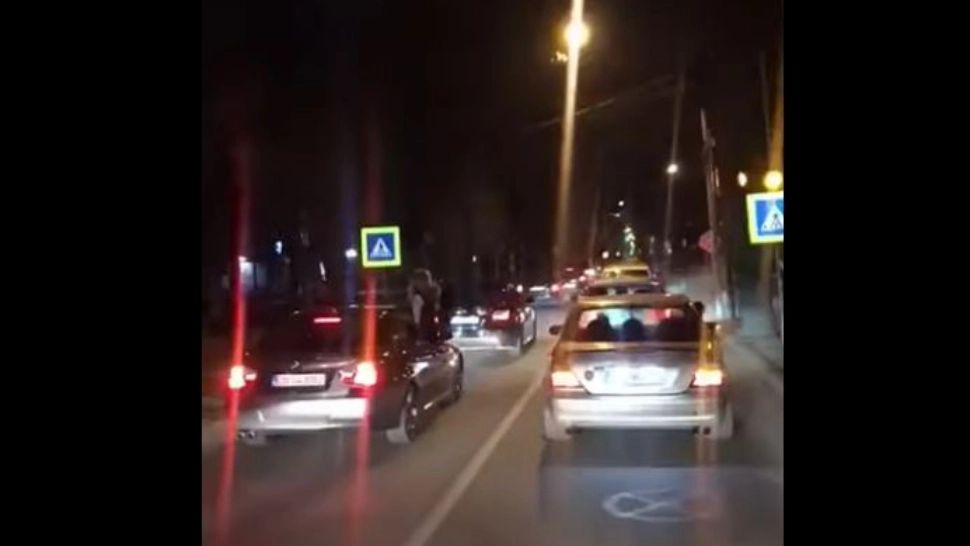 Miting auto în Bistrița oprit de polițiști. Peste 120 de mașini și 200 de persoane, cotrolate de oamenii legii