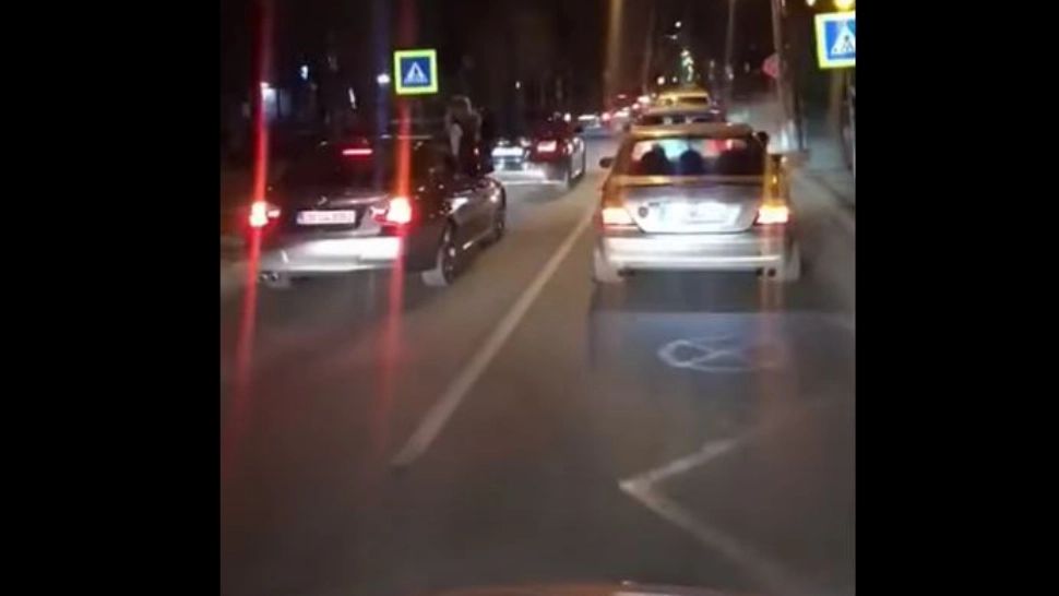 VIDEO | Miting auto cu zeci de maşini pe străzile din Bistrița, aparent fără un motiv anume