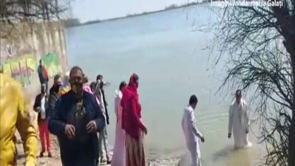 VIDEO: Un pastor a fost amendat pentru că oficia botezuri în Dunăre