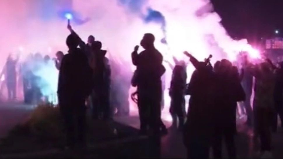 Autocar ATACAT de ultrași, în plină stradă. Suporterii, scandal uriaș înainte de meci 