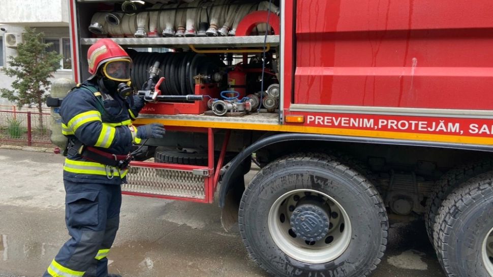 Incendiu într-un bloc din Tulcea. Mai multe persoane s-au AUTOEVACUAT