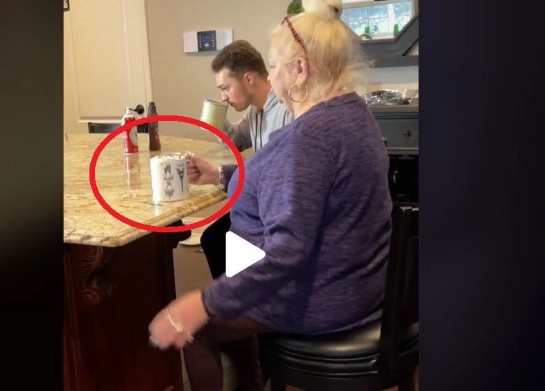VIDEO – Cea mai proastă farsă pe care i-o putea face mamei sale – Femeia nu a gustat deloc glumă nesărată