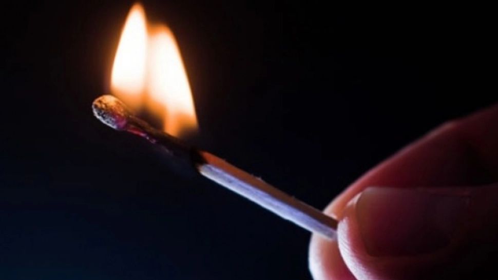 Doi copii au ajuns la spital, grav răniți, după ce s-au jucat cu benzină și foc