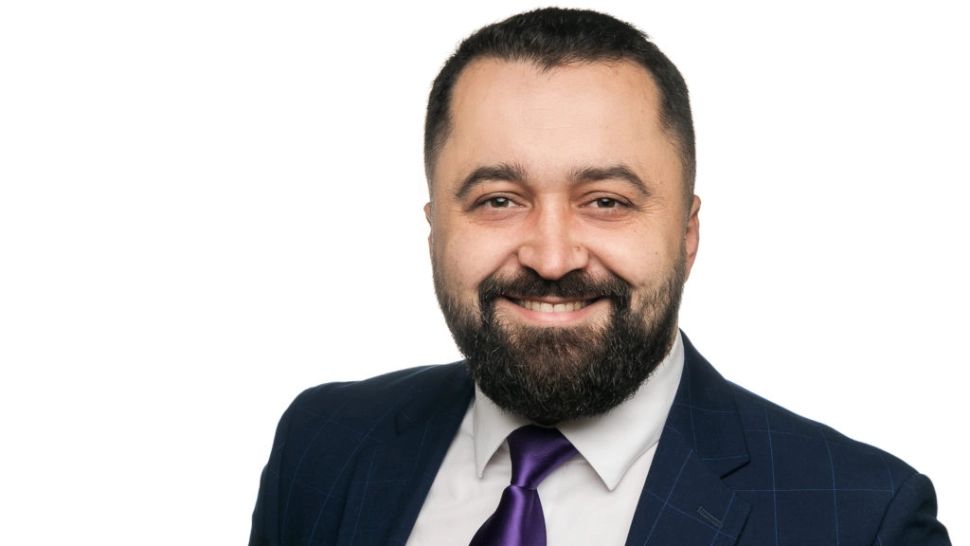 Parlamentarii AUR sunt printre cei mai săraci aleși. Un deputat din partidul lui Simion a trăit doar din jocuri de noroc