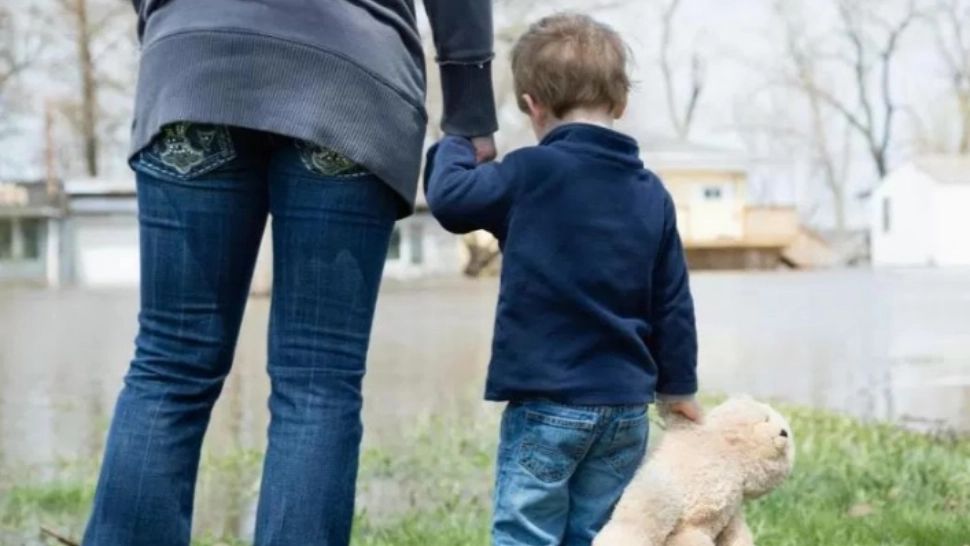 Copil de 11 ani, cu fractură deschisă, lăsat de asistenţii sociali să agonizeze. Au sunat la 112 după 14 ore!